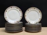 plusieurs assiettes empilées sur une table
