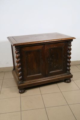 Petit buffet bas en noyer, à colonnes torses engagées au qua… - Photo 1