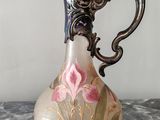 un vase avec un motif floral posé sur une table