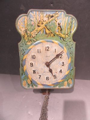 une horloge accrochée au mur de la pièce