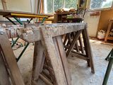 Plusieurs morceaux de bois sont empilés sur une table dans une pièce