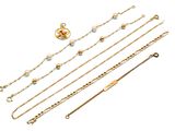 une collection de bijoux comprenant un collier, un bracelet et une bague