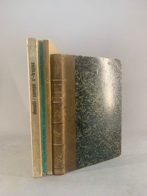 deux livres posés l'un sur l'autre sur une surface blanche