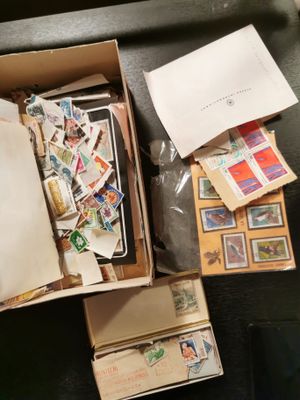 une boîte remplie de timbres posée sur une table