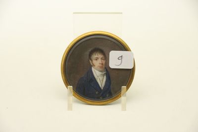 une petite image représentant un homme vêtu d'un manteau bleu
