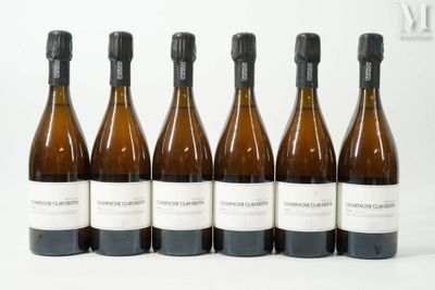 six bouteilles de vin sont alignées sur une surface blanche