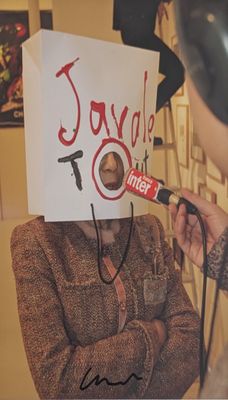 une femme avec un sac en papier sur la tête