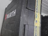 une boîte noire posée sur une étagère