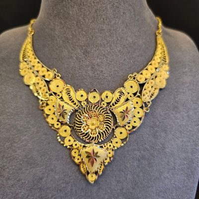 un collier en or sur un mannequin mannequin mannequin mannequin mannequin mannequin mannequin mannequin mannequin mannequin