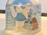 une boule à neige avec un ours et un autre ours à l'intérieur