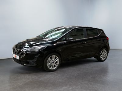 Une Ford C-Max noire est garée dans une pièce blanche