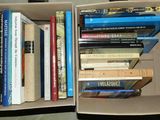 une boîte pleine de livres posée sur une table