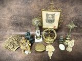une photo montrant une collection d'objets anciens posés sur une table