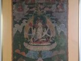 une image d'un tableau sur le mur d'une pièce