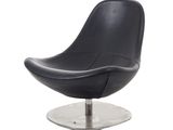 La chaise est en cuir noir et possède un piètement en métal.