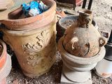 many pots that are sitting on the ground next to each other