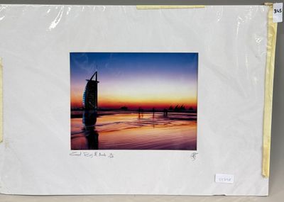 une photo d'une photo d'un coucher de soleil sur la plage