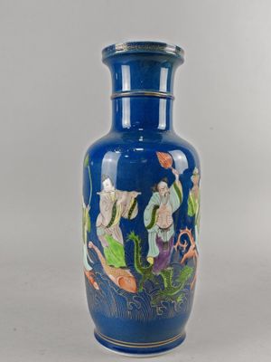 un vase bleu orné d'une image représentant des personnes