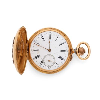 une montre de poche en or avec des chiffres romains