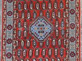 un tapis rouge et bleu à motifs de médaillons