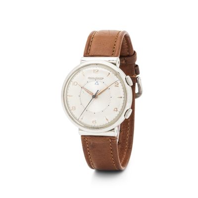gros plan d'une montre sur fond blanc avec un bracelet marron