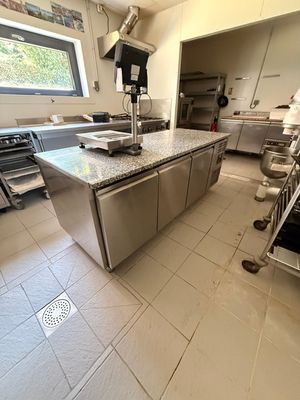 une grande cuisine équipée d'appareils électroménagers en acier inoxydable