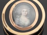 un portrait ancien représentant une femme en robe noire, dans un cadre doré