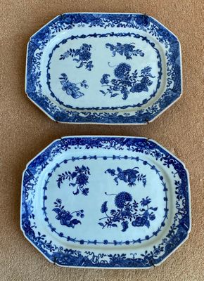 deux assiettes bleues et blanches ornées de fleurs