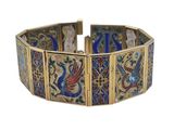 une image montrant un gros plan d'un bracelet sur fond blanc