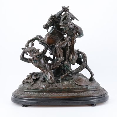 statue représentant un homme à cheval, avec un groupe de personnes à bord