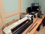 une machine posée sur un bureau dans une pièce