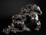 une statue représentant un cheval avec un homme à son dos