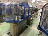 une machine qui se trouve dans une usine où il y a beaucoup de machines