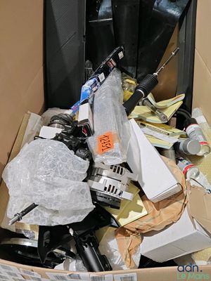 une boîte en carton remplie d'objets hétéroclites dans une pièce