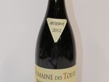 une bouteille de vin posée sur une table