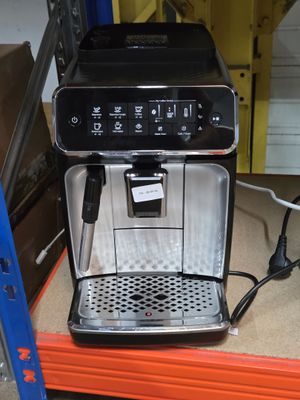 une machine à café posée sur une étagère dans un magasin