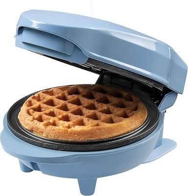 un gaufrier avec une gaufre à l'intérieur