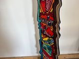 œuvre d'art aux couleurs vives posée sur le parquet d'une pièce