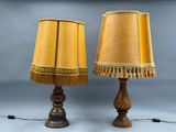 paire de lampes anciennes avec des abat-jours à franges, montées sur des pieds en bois