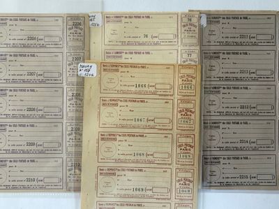 plusieurs papiers sont empilés sur une table