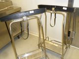 un chariot en métal muni d'une poignée en métal dans une cuisine