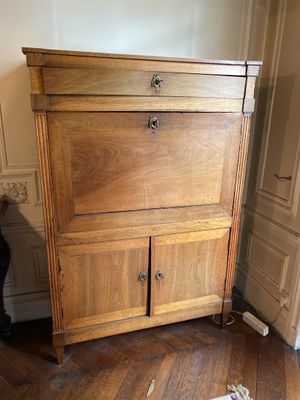 un meuble en bois dans le coin d'une pièce