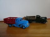 un camion miniature et un autre camion miniature sur un plancher en bois
