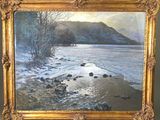 une image représentant un tableau d'un lac enneigé avec des rochers dans l'eau