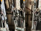 trois machines qui se trouvent côte à côte dans une pièce