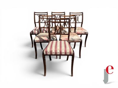 SÉRIE de six chaises en bois garni de tissu, dans le style a…