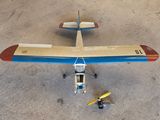 un avion miniature posé par terre