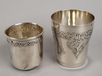 deux coupes en argent ornées de motifs, posées l'une à côté de l'autre