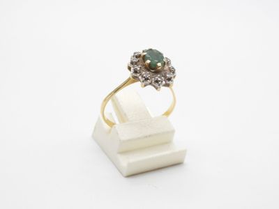 Gros plan sur une bague ornée d'une pierre verte