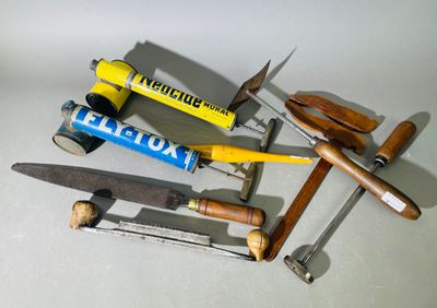les nombreux types d'outils qui se trouvent sur la table